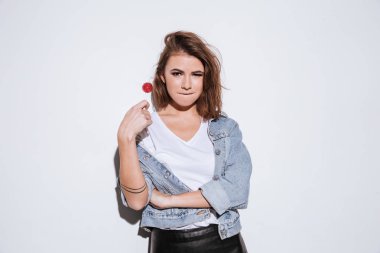 Oynak Bayan tutan şeker ve dudağını ısırmak.