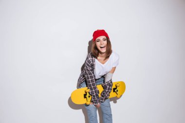 Kaykay holding beyaz arka plan üzerinde kadın gülüyor