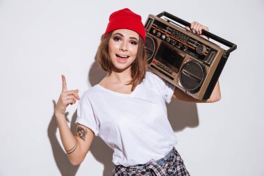 Kayıt cihazı tutarken işaret eden kadın.