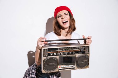 Güzel genç bayan kayıt cihazı tutan.