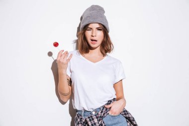 Beyaz t-shirt yeme şeker giymiş kadın.