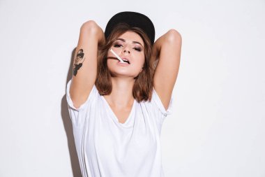 Kadın sigara giyen şapkayla.