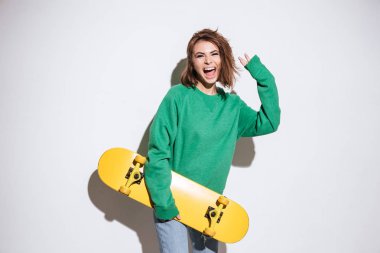 Kaykay ile mutlu patenci Bayan.