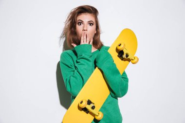 Kaykay ile oldukça şok patenci Bayan.