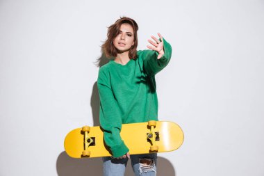 Güzel patenci Bayan kaykay ile beyaz arka plan üzerinde.