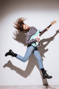 Bayan holding gitar ve atlama