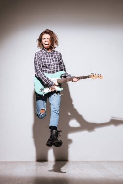 Çekici Bayan gitar holding ve atlama