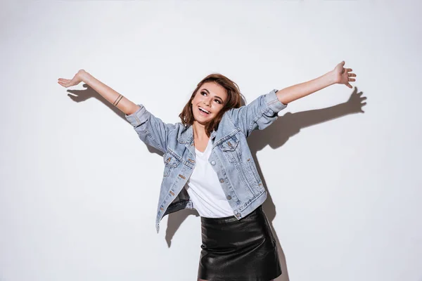 Mulher feliz de pé isolado sobre fundo branco — Fotografia de Stock