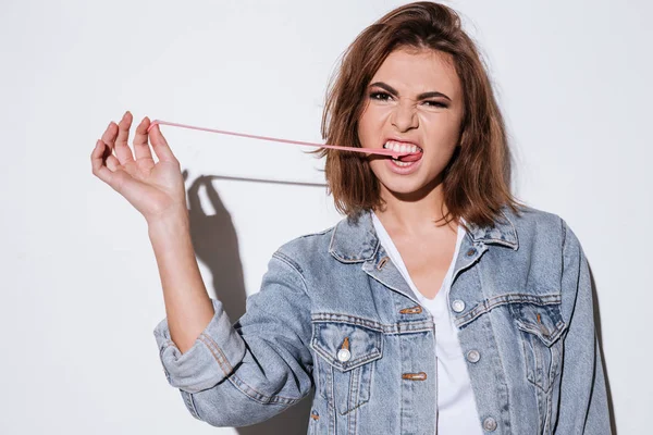 Lady isolerade över vit bakgrund stretching tuggummi — Stockfoto