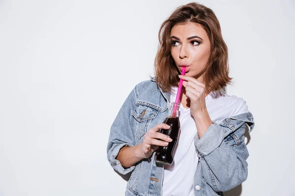 Mujer joven bebiendo agua dulce aireada . —  Fotos de Stock