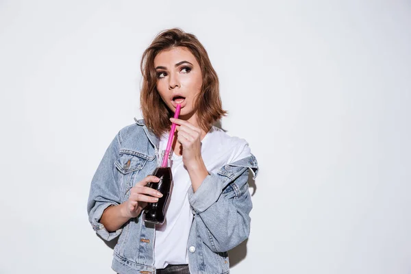 Jonge dame geïsoleerd op witte achtergrond terwijl het drinken — Stockfoto