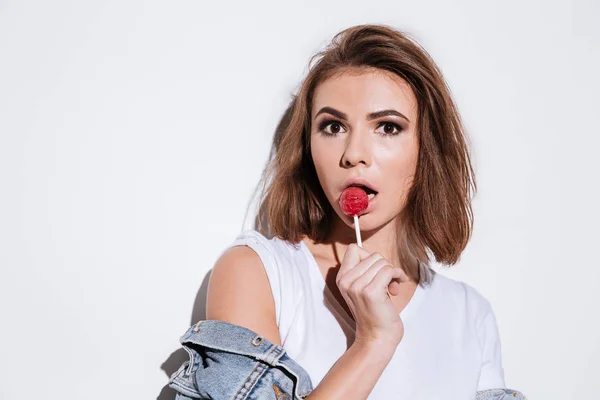 Bonita dama comiendo dulces . — Foto de Stock