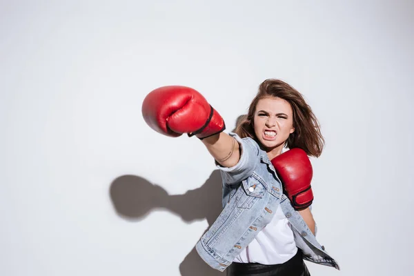 Dühös nő bokszoló csinál Box gyakorlat — Stock Fotó