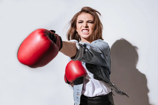 Emocionális nőt boxer elszigetelt fehér háttér felett — Stock Fotó