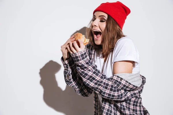 Hambre dama sosteniendo hamburguesa —  Fotos de Stock