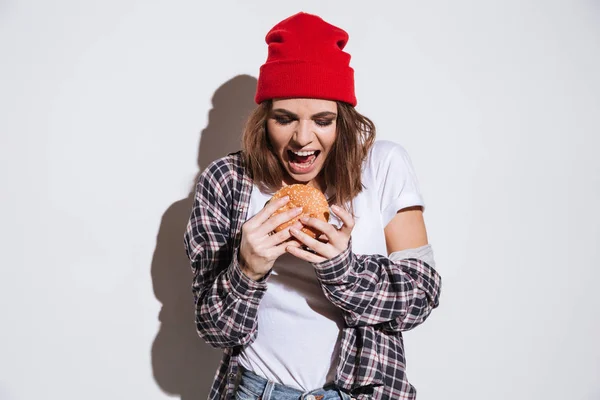 Donna affamata mangiare hamburger — Foto Stock