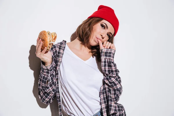 Голодна жінка їсть бургер — стокове фото