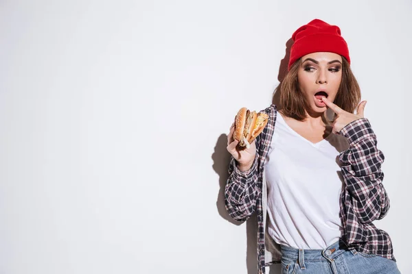 Hongerige dame hamburger eten — Stockfoto