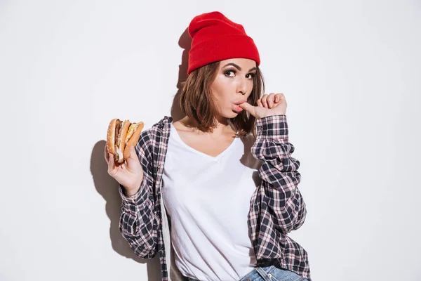 Imagen de mujer hambrienta comiendo hamburguesa —  Fotos de Stock