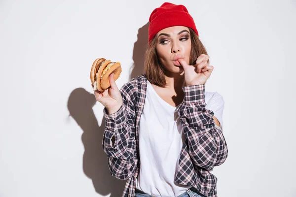 Fome jovem senhora comer hambúrguer — Fotografia de Stock