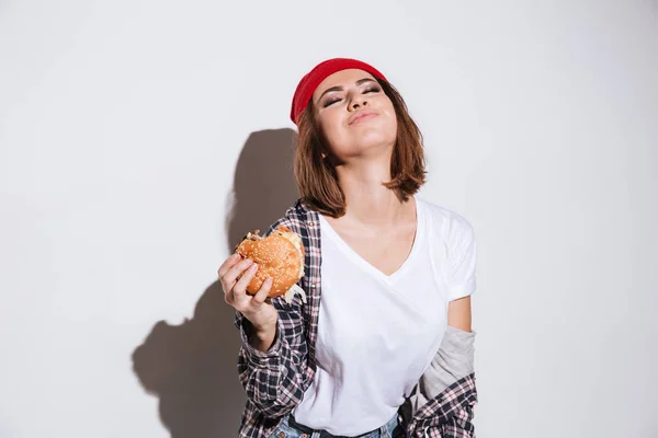 Fame giovane donna mangiare hamburger — Foto Stock