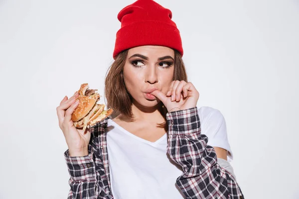 Mujer hambrienta joven comiendo hamburguesa —  Fotos de Stock