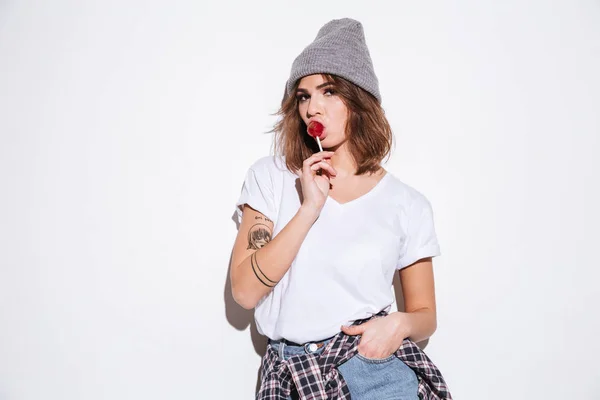 Jovencita vestida con camiseta blanca comiendo dulces . — Foto de Stock