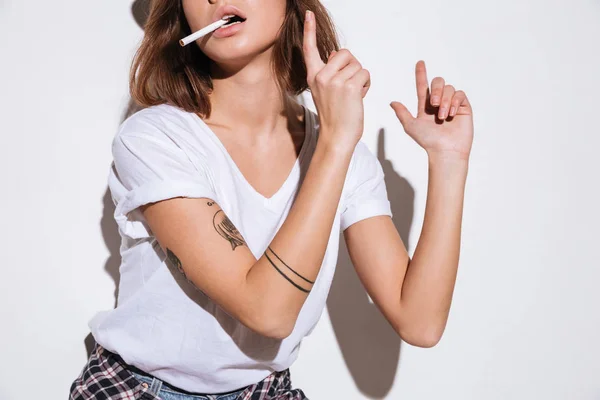 Foto cortada de senhora com cigarro . — Fotografia de Stock