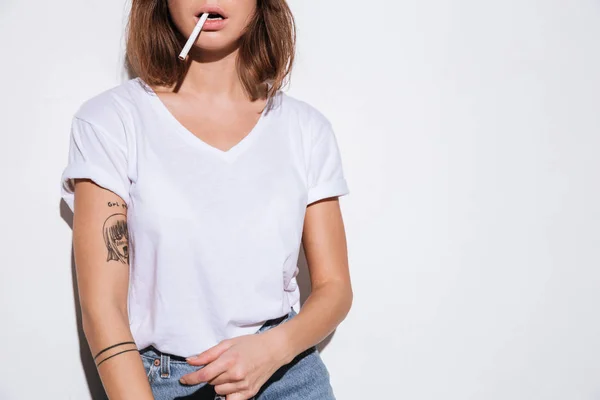 Sigara ile çekici kadın kırpılmış fotoğrafı. — Stok fotoğraf