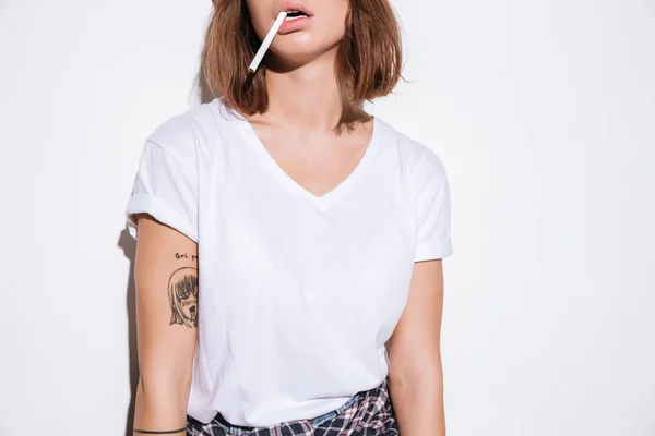 Immagine ritagliata della signora con sigaretta . — Foto Stock