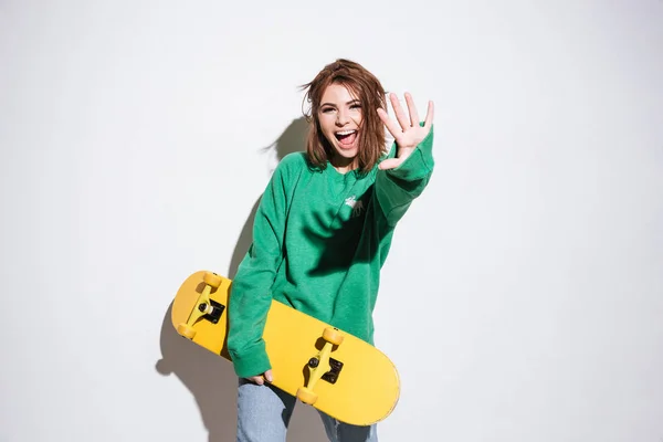 Sorrindo skatista senhora com skate . — Fotografia de Stock