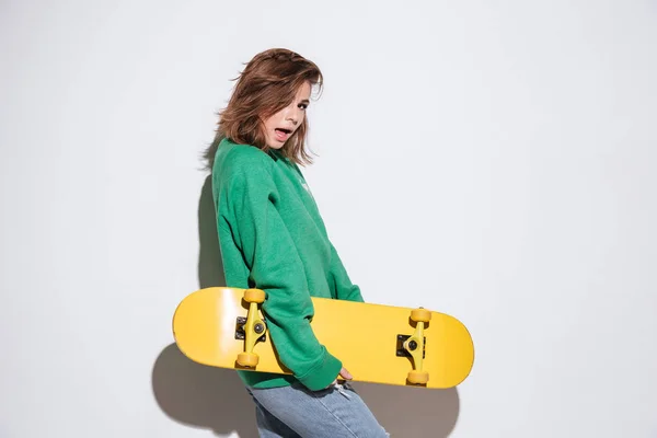 스케이트 보드와 매력적인 스케이팅 여자. — 스톡 사진