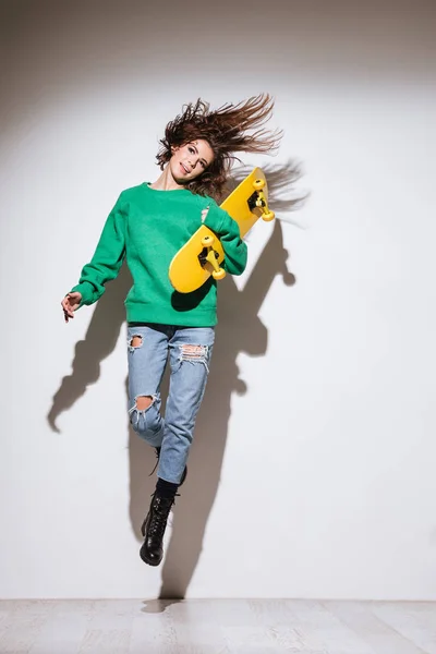 Skater bela jovem mulher saltando . — Fotografia de Stock