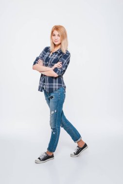 Beyaz bir arka plan üzerinde neşeli Bayan poz izole