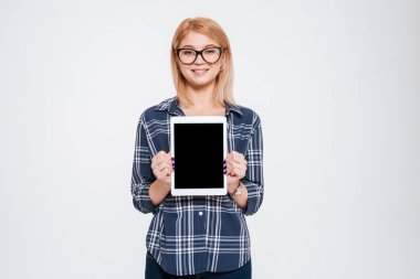 Güzel kadın tablet ekran kamera için gösterilen