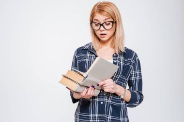 Çekici genç hanım kitap okumak