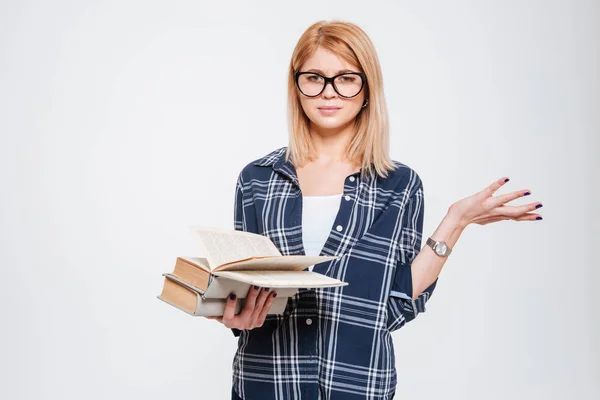 Confuso giovane signora che legge libri — Foto Stock