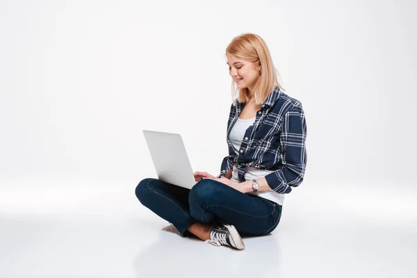 Mulher muito jovem usando computador portátil — Fotografia de Stock