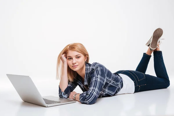 Carino giovane donna utilizzando il computer portatile — Foto Stock