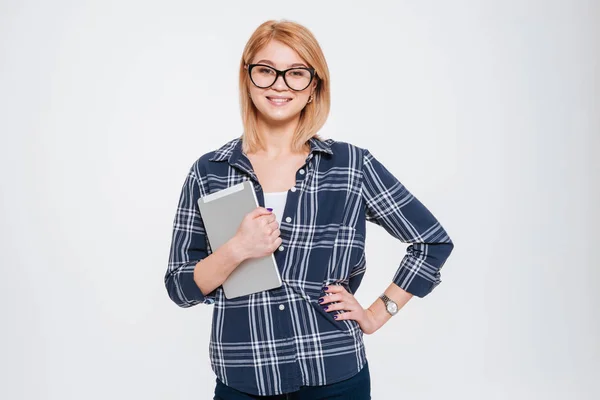 Mujer alegre sosteniendo tableta ordenador —  Fotos de Stock