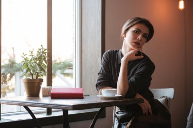 Kitap yakın masada oturan genç bayan