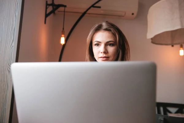 Mulher bonita olhar para laptop . — Fotografia de Stock