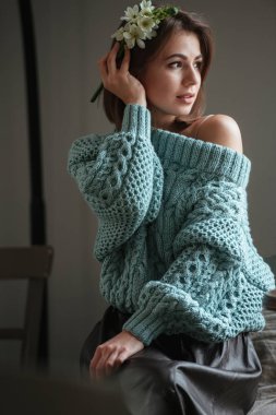 Bu güzel hanımla bir kenara seyir saç modeli çiçek.