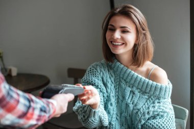 Çekici genç kadın onun emri için banka kartı ile öder.