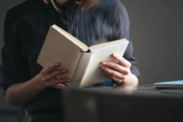 Zugeschnittenes Bild einer attraktiven jungen Frau, die Buch liest. — Stockfoto