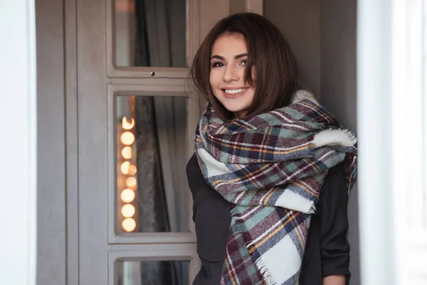 Pretty woman looking at camera while standing near cafe — Stock Photo, Image