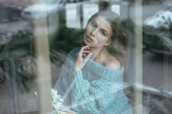 Attrayant jeune femme dans le café posant . — Photo