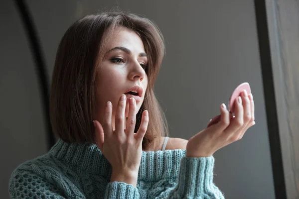 漂亮的年轻女子看着镜子. — 图库照片