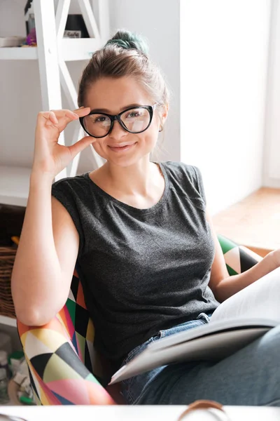 Femme heureuse dans les lunettes livre de lecture à la maison — Photo