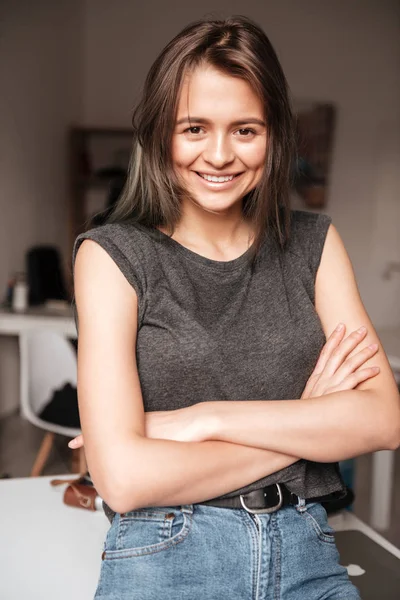 Kolları çapraz duran Gülümseyen Kadın